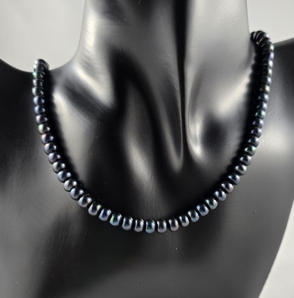 Elegant Black Pearl Necklace - Picture 4 of 10